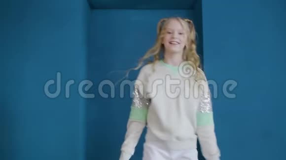一个漂亮的微笑少女在演播室跳视频的预览图