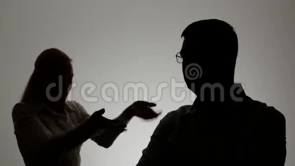 一男一女的剪影一家人吵架一个女人对男人大声喊叫一双充满感情的手视频的预览图