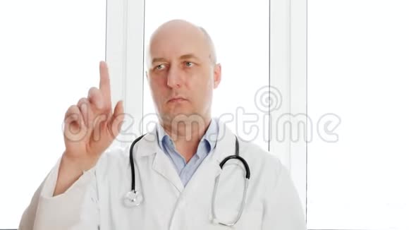 医生用手指扫描虚拟屏幕视频的预览图