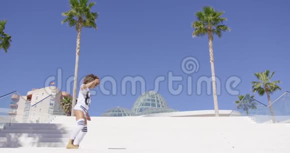 穿着T短裤和牛仔短裤的年轻女子骑着溜冰鞋视频的预览图