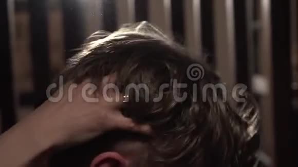 女性的手做头部按摩给男人理发店的头发按摩视频的预览图