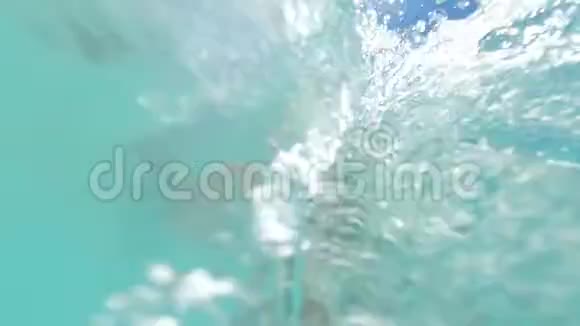 水下拍摄的年轻人潜入海里在沙滩上玩暑假享受娱乐视频的预览图