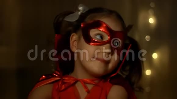 小女孩扮演超级英雄搞笑宝宝穿红雨衣打权力超级英雄超级英雄和权力概念视频的预览图