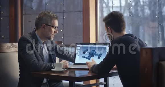 艺术家呈现3D图形在咖啡馆视频的预览图