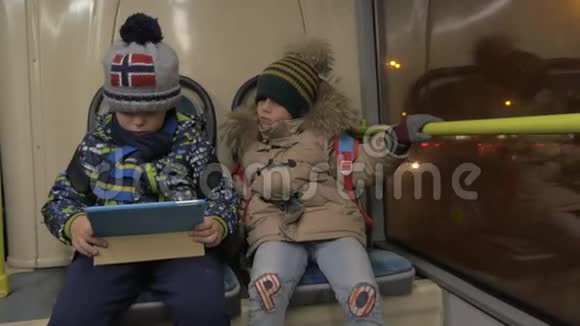 两个男孩坐公共汽车视频的预览图