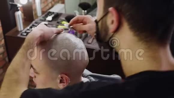 理发店里用直刃剃光头的人他在男式沙龙里刮胡子嗜血杆菌视频的预览图