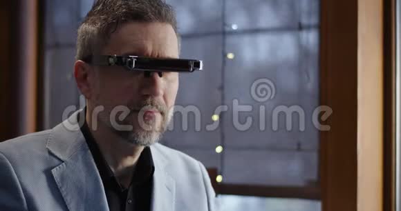 中年男子戴上VR耳机视频的预览图