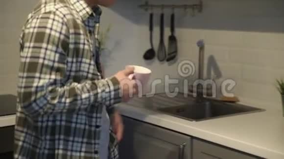 一群亚洲人在厨房里吃饼干和喝咖啡视频的预览图