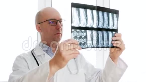 持有x光眼镜的放射科医生的正面视图视频的预览图