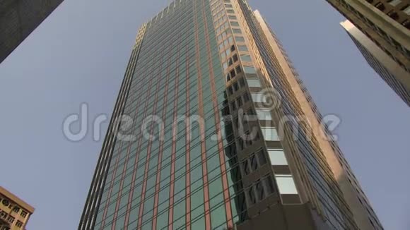 从香港的一栋建筑上爬下来视频的预览图