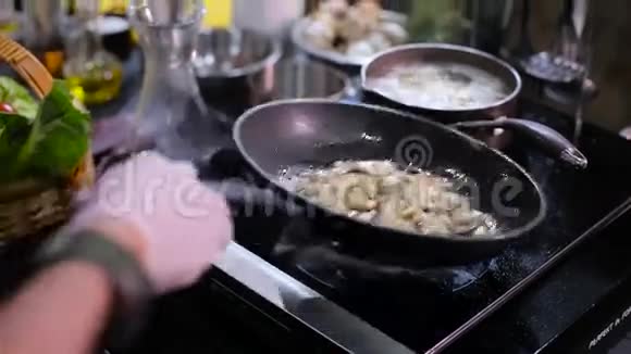 在平底锅里煮蘑菇视频的预览图