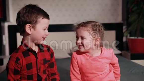 女孩和男孩一起玩姐姐用蛋糕她哥哥的脸上抹了一层灰视频的预览图