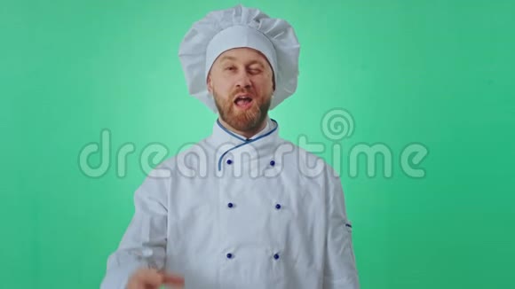快乐的面包师男子在一个绿色的工作室摆着滑稽的姿势他看着直交叉的手和视频的预览图