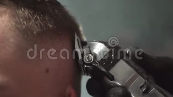 超级电影镜头极端接近剃须刀切割头发视频的预览图