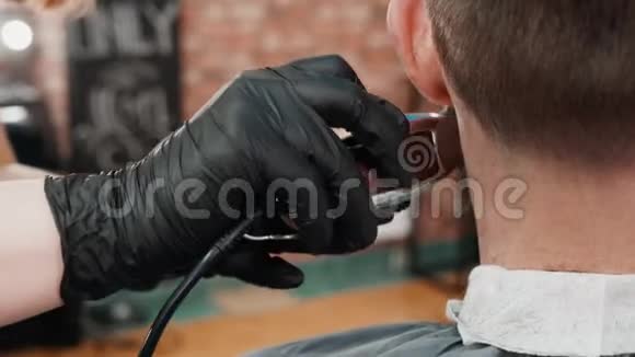 客户理发师修剪胡须的特写镜头视频的预览图