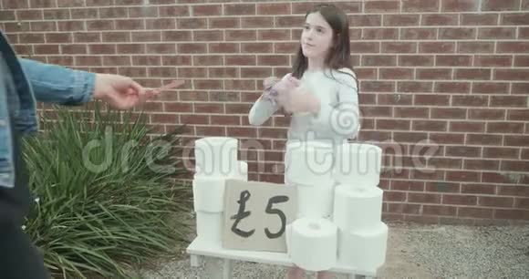 小女孩每人卖5磅的卫生纸卷视频的预览图