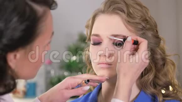 化妆师的作品应用眉毛造型凝胶与硅胶刷视频的预览图