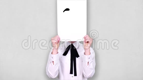 肖像少年手持白纸片用欢快的笑脸描画动画遮脸情感想象视频的预览图