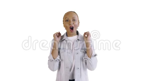 美丽快乐的非洲年轻女子说哦我的上帝在白色背景的让夹克上跳舞视频的预览图