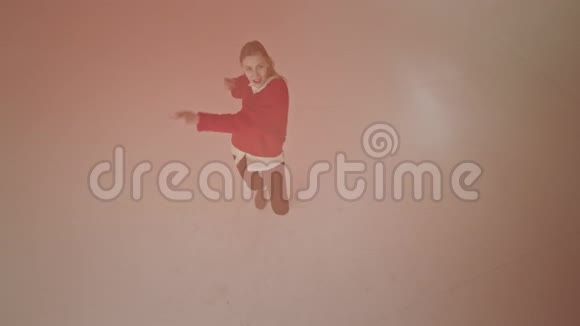 在一个大型的摄影棚里一位顶级女士在跳舞她兴奋地移动着非常有魅力的全粉粉视频的预览图