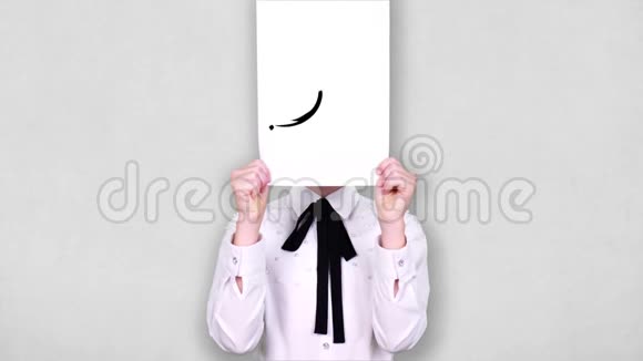 肖像少年手持白纸片带着悲伤的笑脸画动画遮脸情感想象视频的预览图