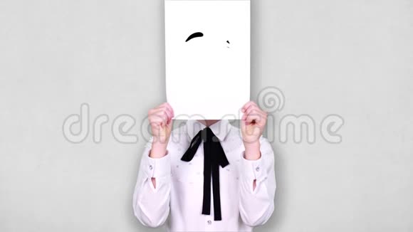 画像少年拿着白纸单用傻笑画动画遮脸情感想象视频的预览图
