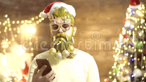 圣诞胡子圣诞老人祝圣诞快乐希普斯特圣诞老人拿着手机有着长长胡子的滑稽圣诞老人视频的预览图