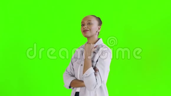 年轻快乐的非洲女人在绿色背景的Jean夹克上竖起大拇指视频的预览图