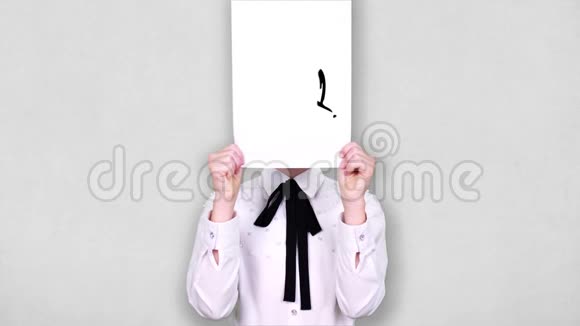 肖像少年手持白纸张用无聊的笑脸画动画遮脸情感想象视频的预览图