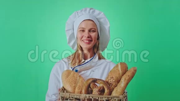 面带微笑的大面包师女士提着满满的新鲜面包篮在她面前对面包充满爱意她非常高兴视频的预览图