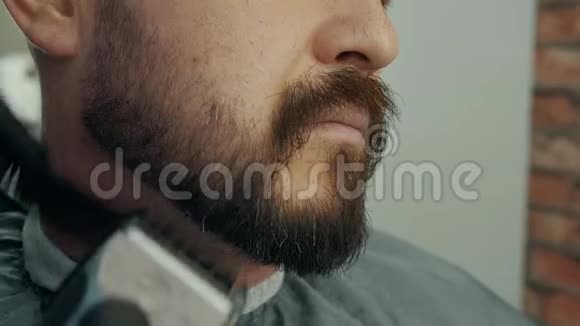 在理发店用电动剃须刀刮胡子的时候把脸上的帅哥闭上蓄胡子的人修胡子视频的预览图
