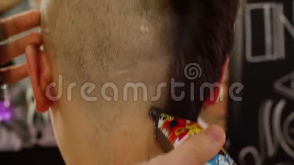 理发师用电剃须刀把长发剃成秃头理发店里有修剪工的人剃头发偷窥者视频的预览图