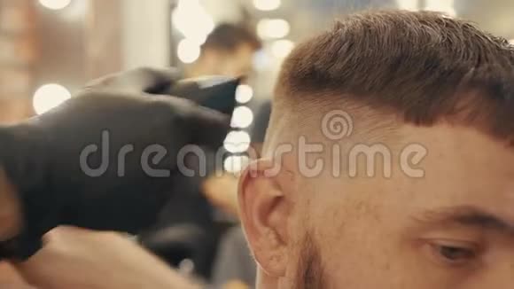 关闭理发师使用理发师的男性发型男式理发带电动剃须刀头发敷料视频的预览图