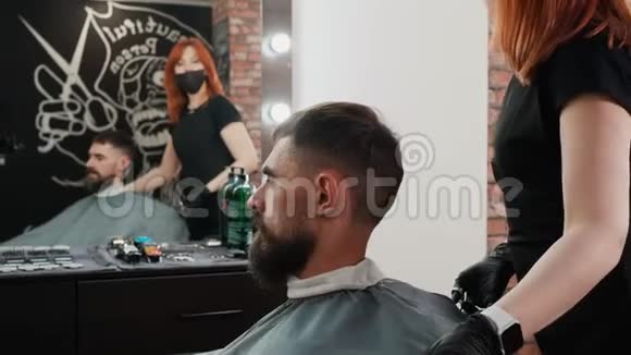 理发店里有胡子的人在椅子上理发理发店里用剪刀剪头发的女人视频的预览图