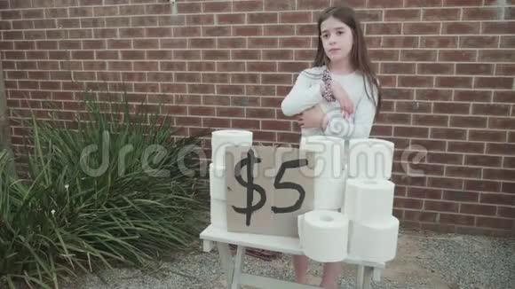 小女孩每人卖5美元的厕纸卷视频的预览图