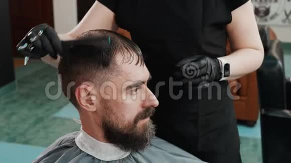 理发师在理发前梳理湿发胡须的人理发师梳男式发廊理发视频的预览图