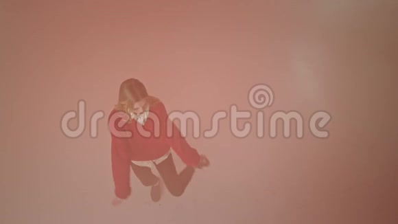 在一个舞蹈室里兴奋的女士用粉红色的粉末在整个工作室里拍摄从顶部拍摄的视频视频的预览图
