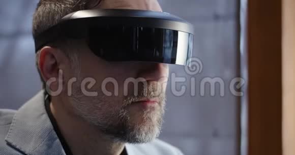 中年男子佩戴VR耳机视频的预览图