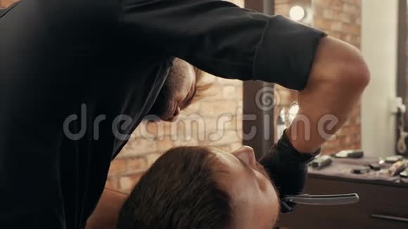 带直剃刀的理发师客户视频的预览图