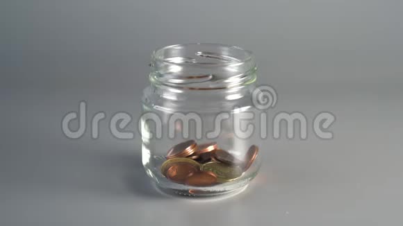 硬币掉进玻璃罐子里视频的预览图