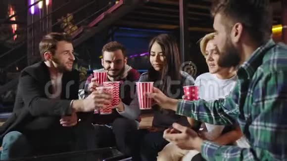 一群年轻人朋友在艰难的一周后在家享受时光他们用杯子和饮料喝上一杯视频的预览图