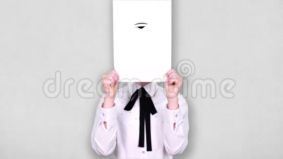 肖像少年手持白纸张狂怒的笑脸画动画遮脸情感想象视频的预览图