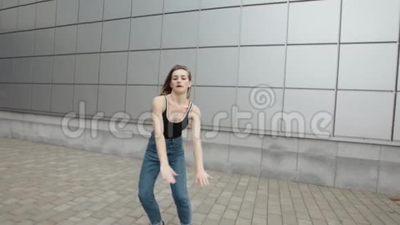 女子舞蹈表演现代街舞摆姿势自由式街头城市视频的预览图