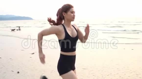 强壮的女人在沙滩上跑步和锻炼视频的预览图