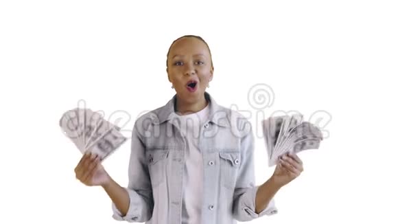 满意的兴奋的兴奋的非洲裔美国妇女在白色背景的让夹克上展示金钱和说上帝的上帝视频的预览图