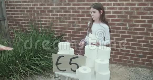 年轻女孩每人卖5欧元的厕纸卷视频的预览图