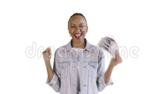 满意的兴奋的兴奋的非裔美国妇女在白色背景的Jean夹克上展示金钱和相机跳舞视频的预览图