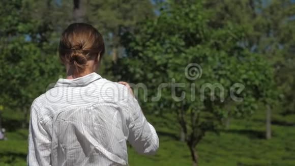 妇女在绿茶种植园附近散步工人视频的预览图