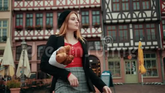 穿夹克的红发女孩黑色贝雷帽红色毛衣视频的预览图