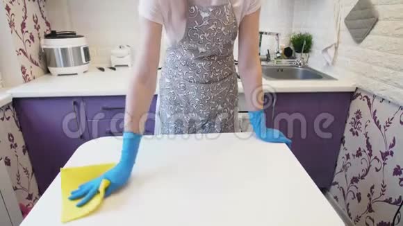 女人在厨房擦桌子视频的预览图